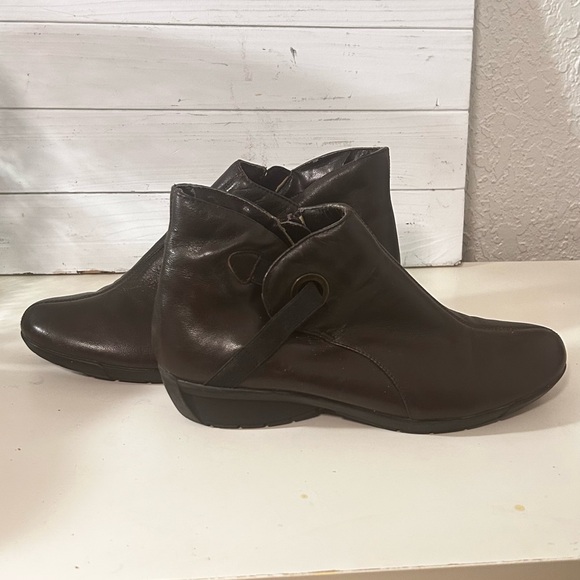 Brown Women's  booties size 9 M by bella Vita - Picture 2 of 7